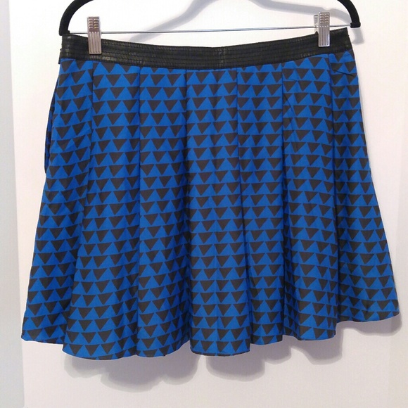 Armani Exchange Triangle Skirt - Picture 3 of 8
